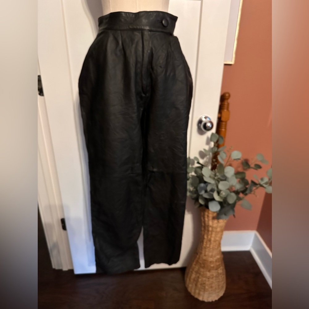 Vintage “Echtes Leder” (genuine leather) women’s high waist black S pockets pant